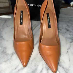 BCBGMAXAZRIA Women's Nova Pump Suede Caramel 8.5